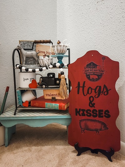 Hogs and Kisses For Farmhouse Valentine’s Decor