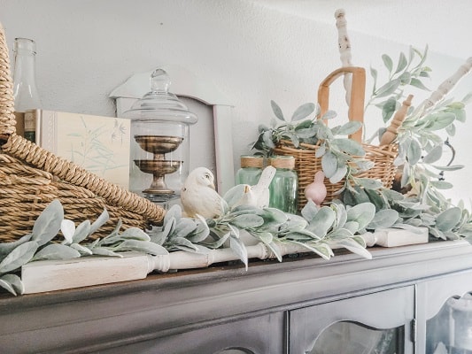 What You Need To Know To Decorate The Top Of A China Cabinet