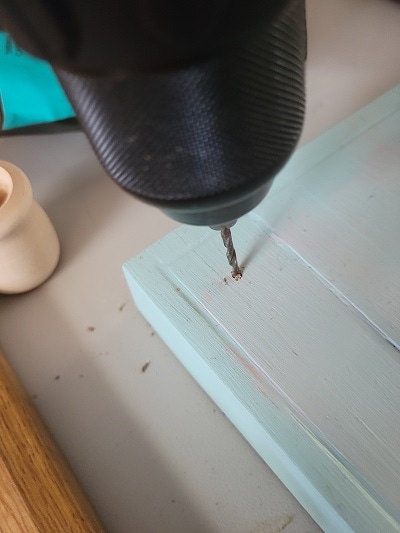 create a table riser from a thrifted cutting board