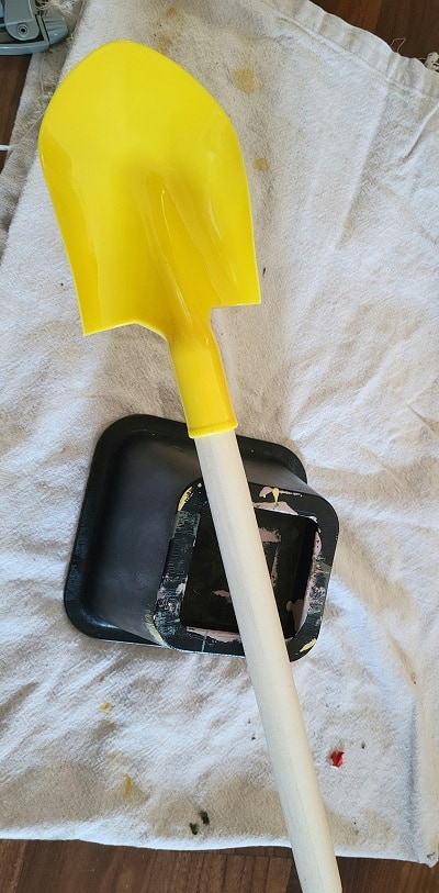 DIY a rustic farmhouse shovel from a dollar store plastic shovel