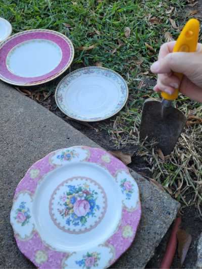 Put in a quick and easy garden border with vintage china. Upcycle beautiful plates that are chipped and cannot be used on your table anymore.