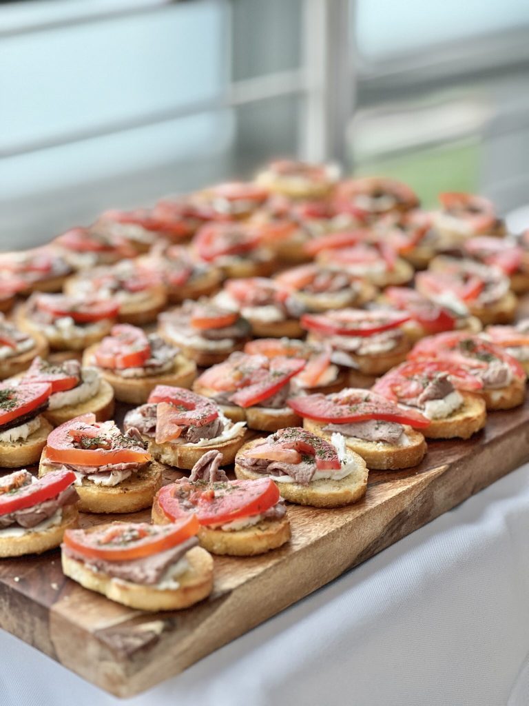 Small breads with tomato and toppings