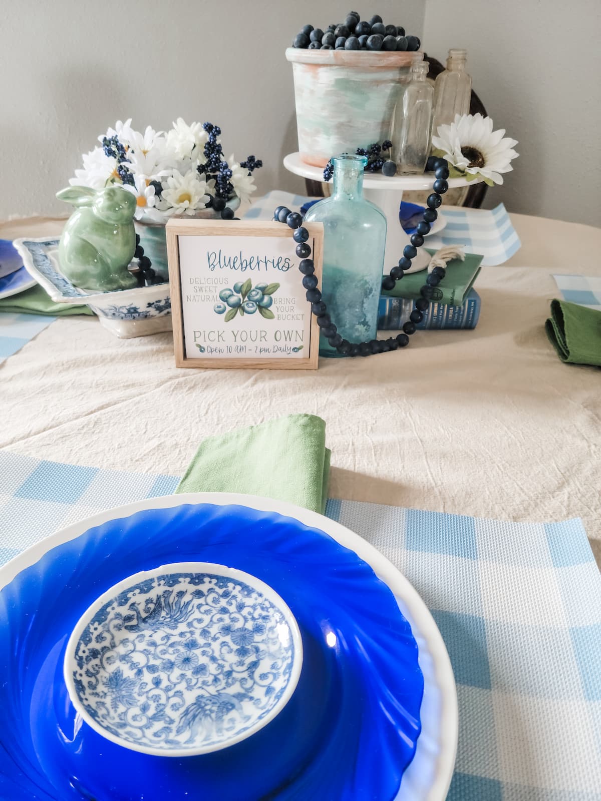 table with blue plate and centerpiece