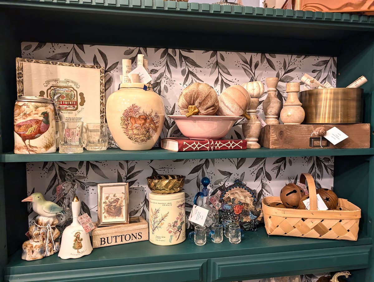 Shelves of Fall vignettes