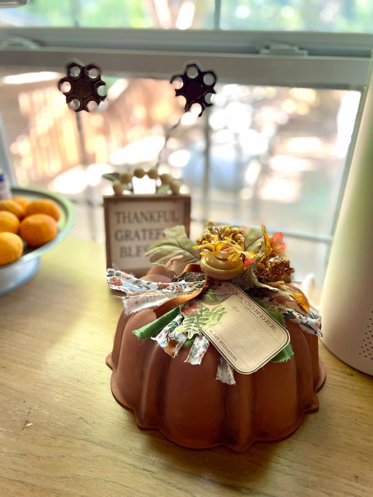 This is an easy pumpkin craft upcycled from a thrifted bundt pan. Paint, add a spindle and greenery to have an adorable pumpkin for fall decor.This is an easy pumpkin craft upcycled from a thrifted bundt pan. Paint, add a spindle and greenery to have an adorable pumpkin for fall decor.